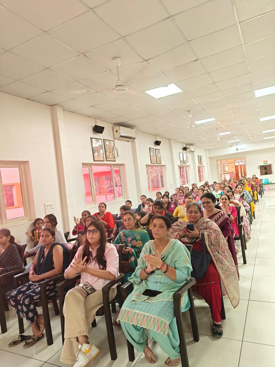 KlkSec43368's tweet image. सप्तशक्ति संगम

दिनांक 25 अक्टूबर 2025 को कृष्ण लाल कोहली सरस्वती बाल मंदिर, महरौली में &quot;सप्तशक्ति संगम&quot; कार्यक्रम का आयोजन किया गया। कार्यक्रम का शुभारंभ दीप वंदना से हुआ। यह आयोजन विद्यालय की व्यवस्थापिका सरला सिंह जी के मार्गदर्शन में संपन्न हुआ।