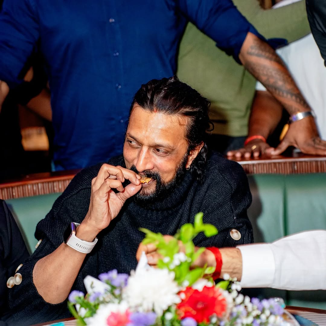 BDKSFAOfficial's tweet image. Yesterday Exclusive Pic.!😍💥

Our BAADSHAH @KicchaSudeep From Sarovar Hotel Opening Ceremony Event Looking Damn Dashing Handsome!🫶🖤

#KicchaSudeep #MarkFirstSingle
#MarkTheFilm #KicchaBOSS #MARK