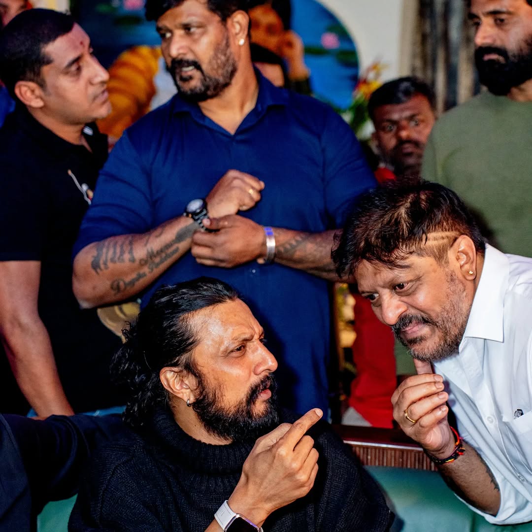 BDKSFAOfficial's tweet image. Yesterday Exclusive Pic.!😍💥

Our BAADSHAH @KicchaSudeep From Sarovar Hotel Opening Ceremony Event Looking Damn Dashing Handsome!🫶🖤

#KicchaSudeep #MarkFirstSingle
#MarkTheFilm #KicchaBOSS #MARK