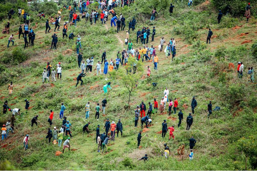 hezainitiatives's tweet image. Today we joined @GasaboDistrict and @nderasector in #Umuganda
Together with @Rwandapolice, district & sector officials, and the community in Ndera, we planted trees to protect the area from soil erosion and safeguard Inyange and other water sources downhill. #Environment…