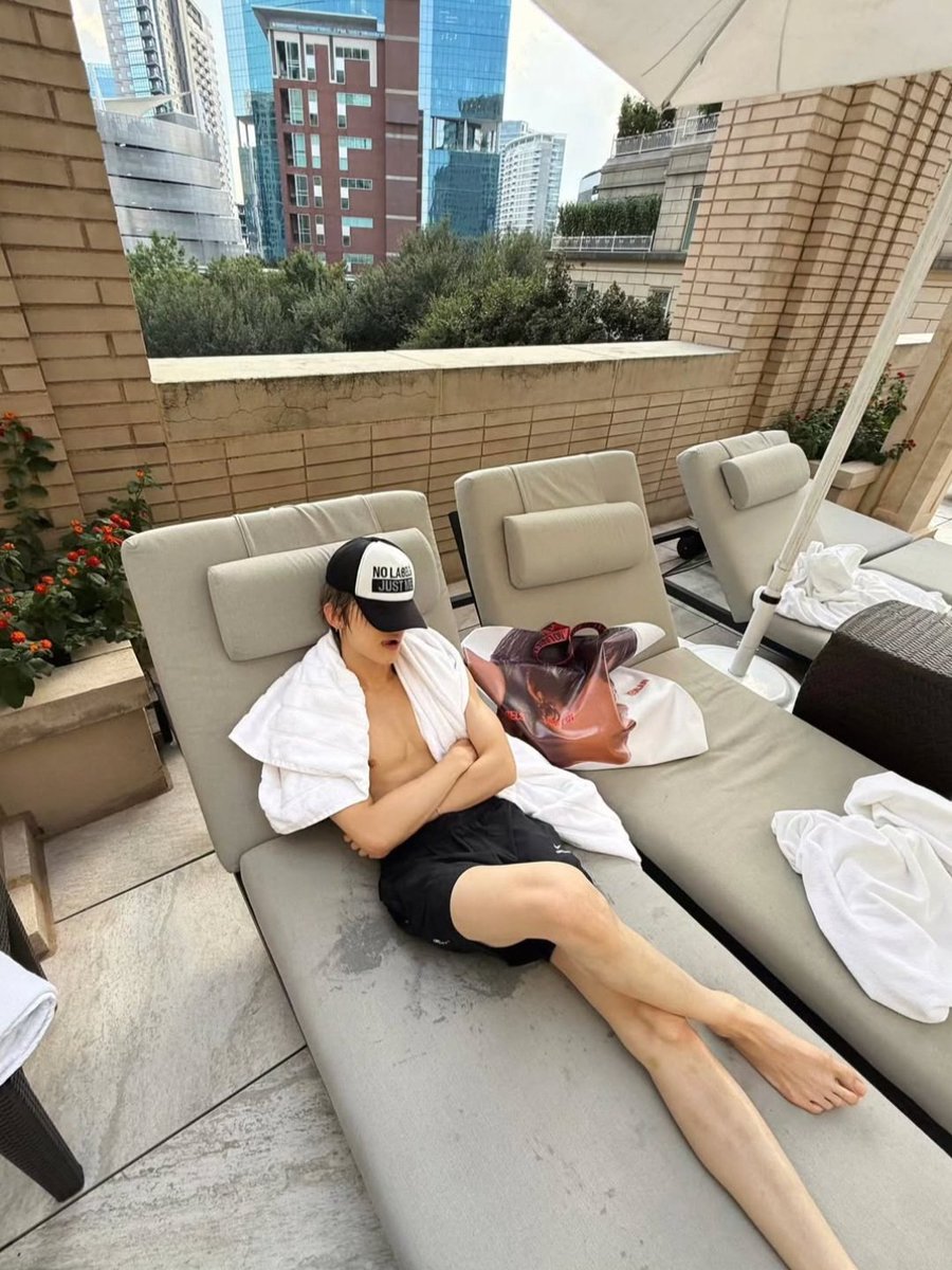 mong_a913's tweet photo. 아니 연준님 다리가 이메다 세요;; https://t.co/yYJvBi96O6