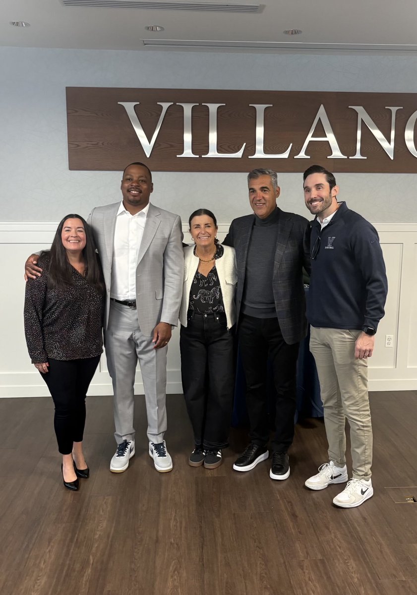 CoachJayWright's tweet photo. Congrats to ⁦@randyfoye⁩ ⁦@NovaMBB⁩ pride and joy ! The ⁦@VillanovaAlumni⁩ Loyalty award is well deserved !!! https://t.co/ibtWn3Dajj