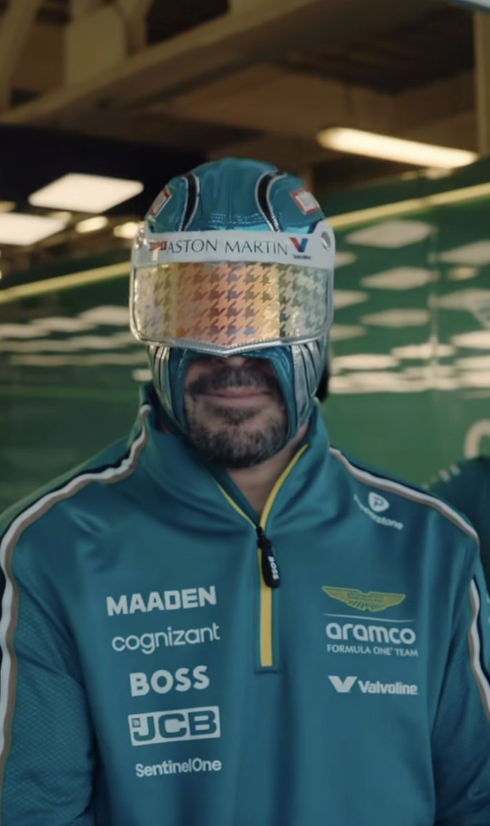 SoyMotor's tweet photo. 🤯 ¿Quién está bajo la MÁSCARA?  💙💛🇪🇸

En Aston Martin no podían aguantar la risa 😂😂😂😂😂😂😂😂😂

📸📹 @AstonMartinF1 

#F1 #MexicoGP https://t.co/KGWXEN90W3