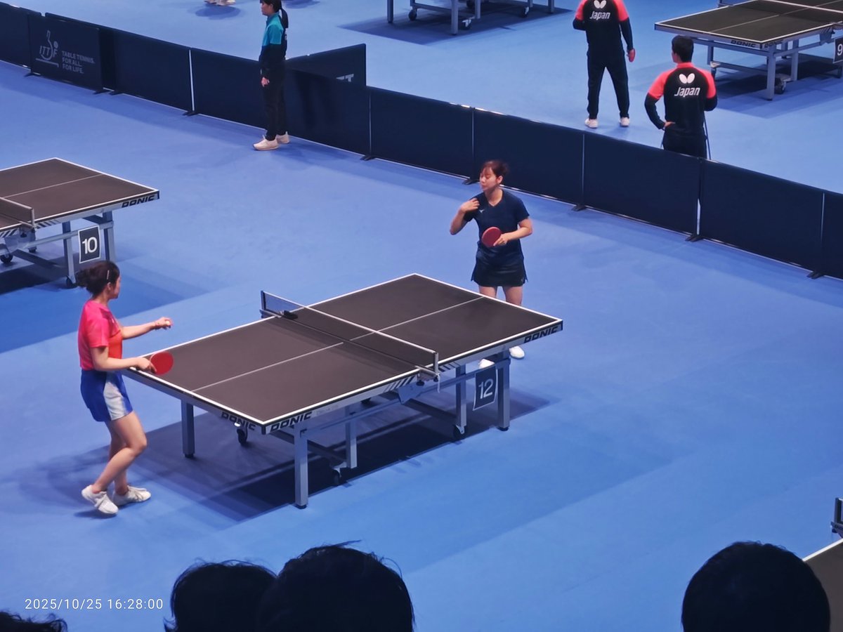 4MIU_TT's tweet photo. 10/25の夕方セッションからは、Table1と2の2台進行になります。
練習場もテーブルが10台になりました。
#長﨑美柚、#松島輝空、#張本美和、#林昀儒 が練習中です。#橋本帆乃香 はグナナセカラン(たぶん)と練習してます。
#卓球🏓 #WTT #WTTスターコンテンダーロンドン  #CopperBoxArena https://t.co/OHVNJ2MLyl