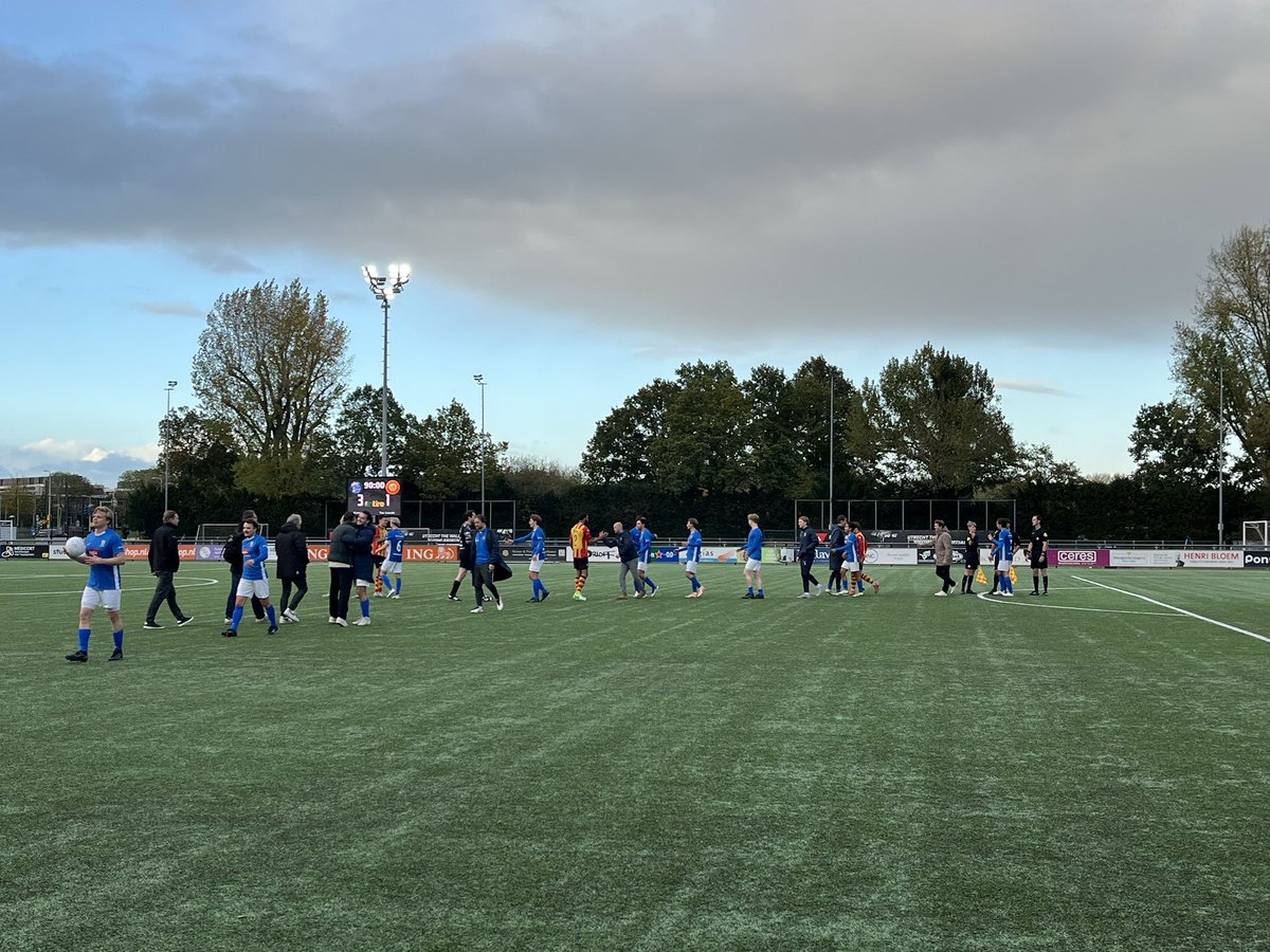 KampongVoetbal's tweet photo. En de scheidsrechter fluit meteen af. Kampong wint met 3-1 van Ter Leede door doelpunten van Jort de Zeeuw, Thomas Bruijnzeels en Nies van Raalten #kamlee https://t.co/SGhq9rSOmM