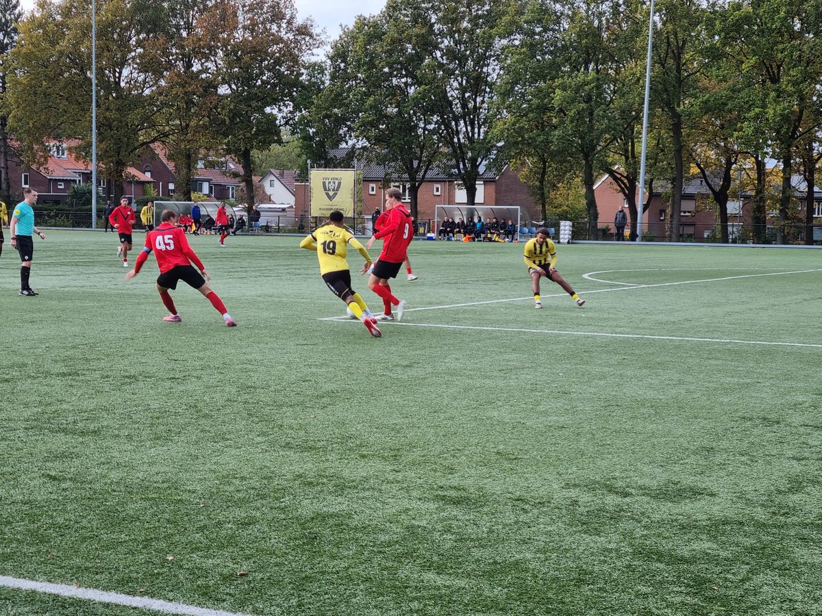 Einde op Sportpark Merelweg. In een rommelige 2e helft krijgen beide ploegen scoringskansen, maar weten het net niet te vinden. Zo eindigt de wedstrijd tussen de nummers 6 (#VVVVenlo O21) en 2 (AFC) van de 3e divisie in een doelpuntloos gelijkspel: 0-0.