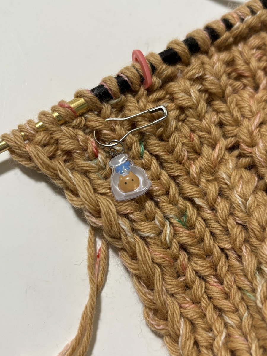 ボンボンドロップシールをマーカーにしてみたら大成功だった…！❤️‍🔥
楽しくなっちゃっていっぱい作ったから今後はこの子達と一緒に編み物できます🫶
別の形のマーカーも同じ要領で🕺
簡単に作れるので皆さんも推しと編み物しませんか🌟🧶
#ちいかわ #編み物好きさんと繋がりたい