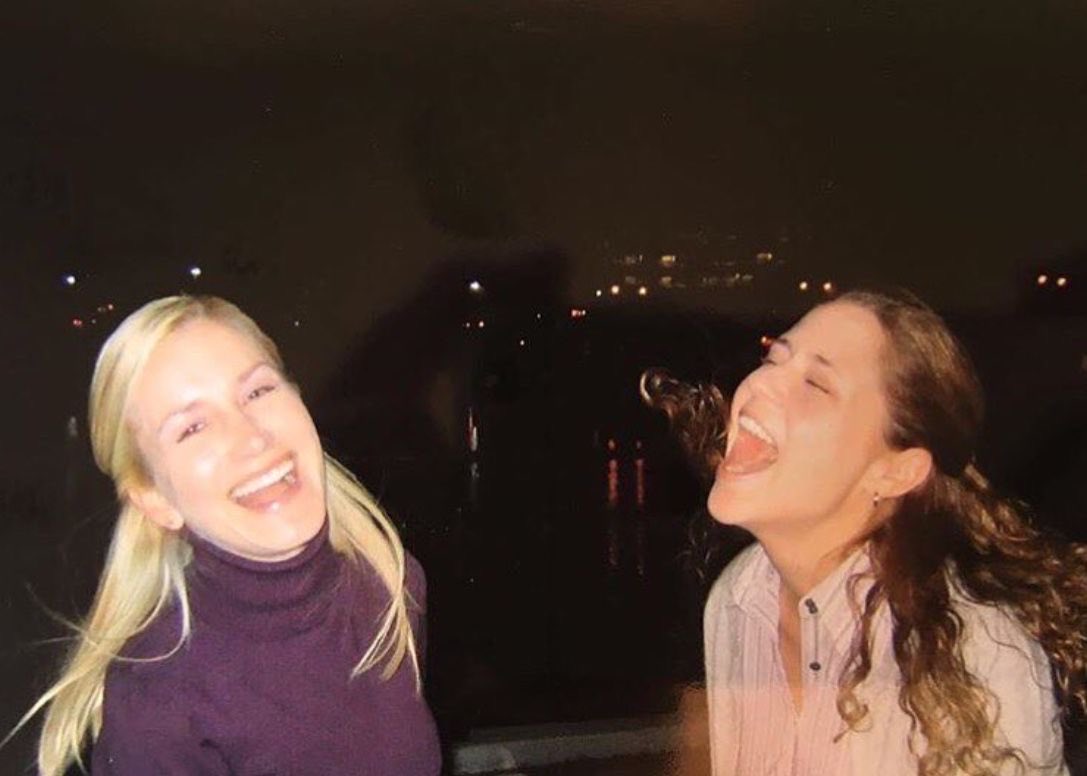 avaniguts's tweet image. eu e a gabriela cantando dancing queen btw