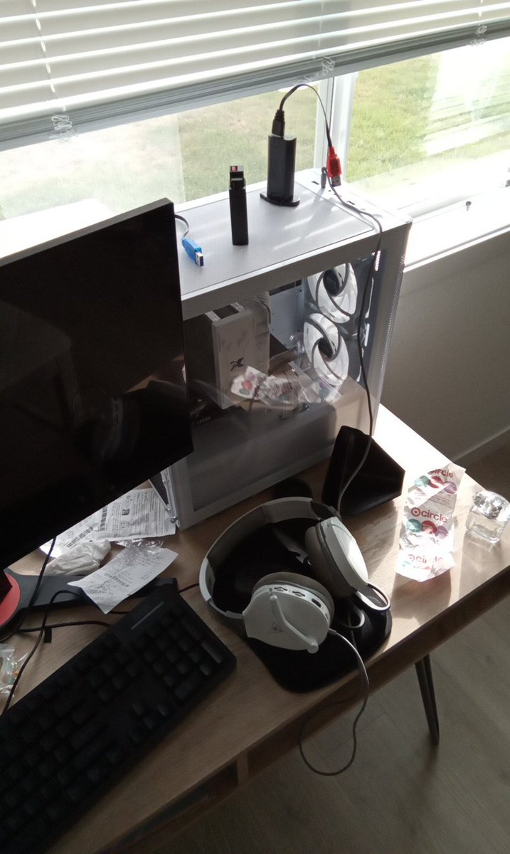 RobloxiaTelamon's tweet image. Fuckass Thing won't turn on