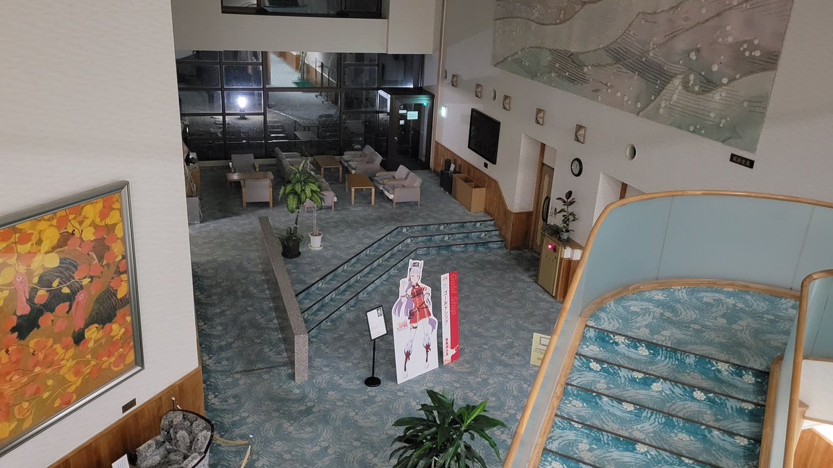 It's late at night in Japan right now.
If a child were awake at this time, a ghost would take them away.👻

Gold Ship is still standing in the lobby of the hotel in Hokkaido where I'm staying, even though it's late at night.