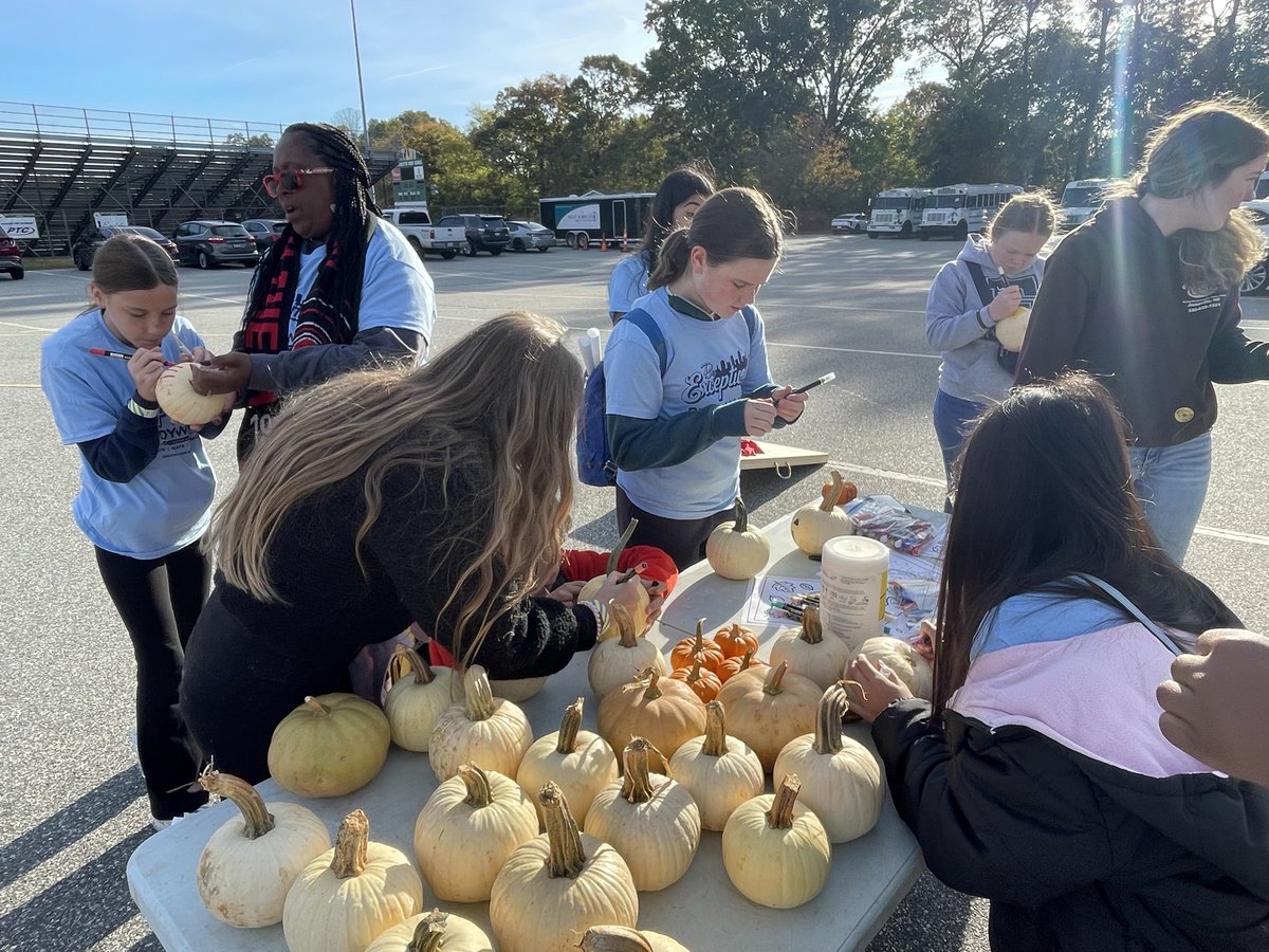 CMSCardsWSFCS's tweet image. Clemmons Middle Student Council raised close to $700 and showed up for a third year in a row to the #WSDSA #BuddyWalk bringing advocacy to inclusion and Down Syndrome! Thankful for an amazing group of kind-hearted students! @_JustinLundyTV