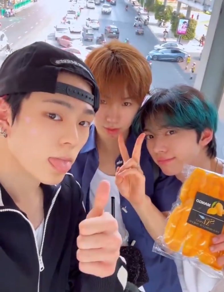 해피끼끼데이 ~ ~ ~ 🐵🎉💕🥳🎂🎁👏🏻

김준민이 같이 찍은 사진 안줘서 내가 찾아옴 👊🏻🖤