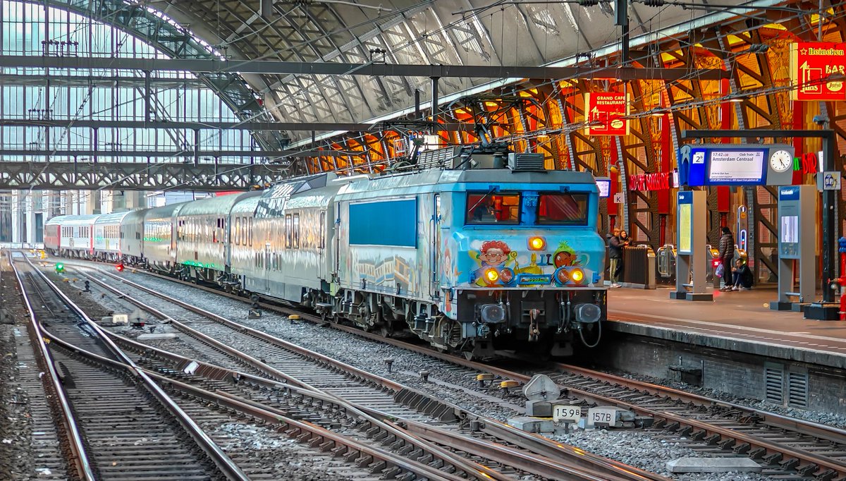 De ADE (Amsterdam Dance Event) trein aan het perron te Amsterdam Centraal vanmiddag 🚂