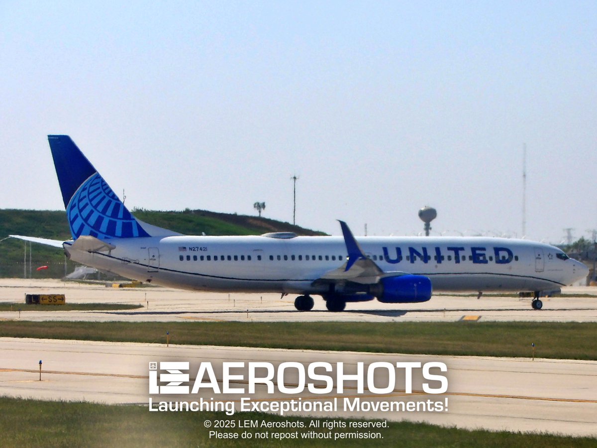 LEMAeroshots's tweet image. Glad I caught these two pics of this long plane!! -LEM 😃😁✌🏻

✈️ @United @Boeing 737-900ER 🔄 @Continental_MR 🌐 @StarAlliance 🎨 #EvoBlue Livery 🔢 #N27421 📍 ORD (@Fly2OHare) 🗓️ May 25, 2023 📸 @Kodak @KodakPIXPRO AZ528

#LEMAeroshots #ChooseOHare #Airliner #United #Boeing737