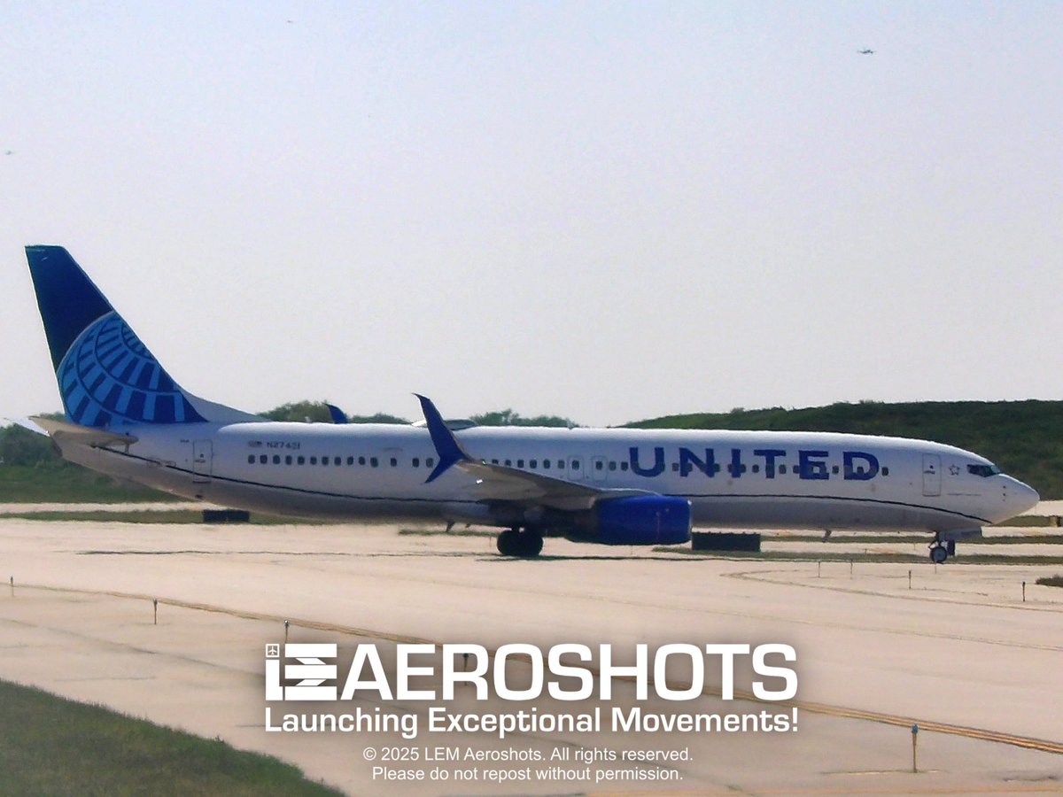 LEMAeroshots's tweet image. Glad I caught these two pics of this long plane!! -LEM 😃😁✌🏻

✈️ @United @Boeing 737-900ER 🔄 @Continental_MR 🌐 @StarAlliance 🎨 #EvoBlue Livery 🔢 #N27421 📍 ORD (@Fly2OHare) 🗓️ May 25, 2023 📸 @Kodak @KodakPIXPRO AZ528

#LEMAeroshots #ChooseOHare #Airliner #United #Boeing737