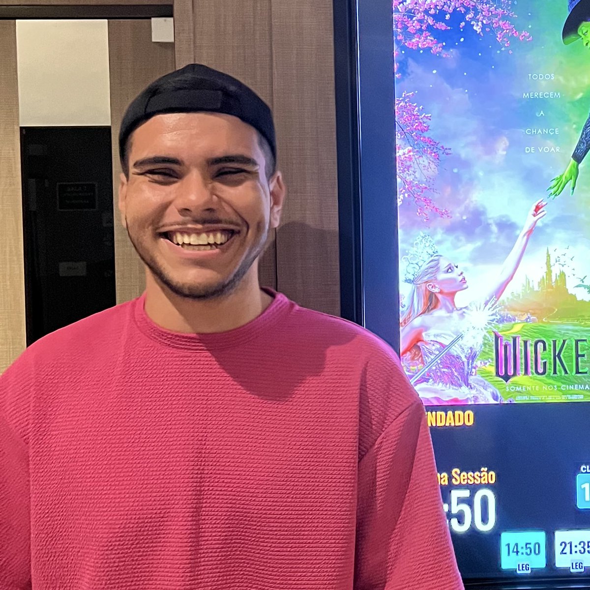 cunaltura's tweet photo. @infoari @wickedmusicalbr acho meio difícil quem me conhece minimamente n me ligar direto a ariana ou rosalía, mas o meu eu foi completamente mudado em 2014 e de fato me fez quem sou hj. complicado dizer o qnt alguém assim importa, mas moveria mundos p estar nesse dia🩷🫧@infoari #ArianatorsNaPremiere https://t.co/HpY9FBBBQD