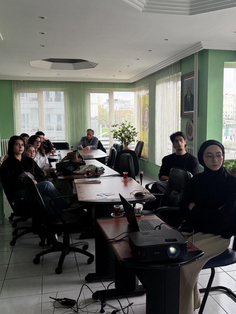 Rutin ögrenci sunumlarımız çerçevesinde bugün vakıf merkezimizde
Maramara Üniversitesi'nden Esma Nur Ulusoy
"Bilinçdışının Duygularımız Üzerindeki Gücü"başlıklı sunumunu gerçekleştirdi. Öğrencimize teşekkür ederiz.