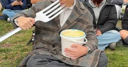 reisquarteu's tweet image. Comer #pudim com #garfo? Iniciativa que começou na #Alemanha já chegou a #Portugal e está a ajudar jovens a “combater a #solidão”: expresso.pt/geracao-e/2025… #videos #bizarro