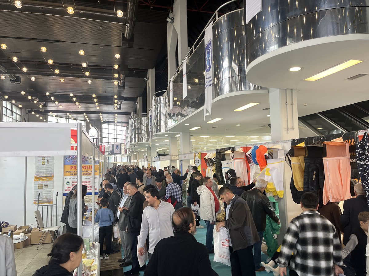 CamlibeldenBal's tweet photo. Ankara’da gerçekleştirilen 15. Türkiye Arıcılık Fuarı’nı ziyaret ederek sektördeki yenilikleri yakından inceledik. 🐝🍯 https://t.co/segUldQHC7