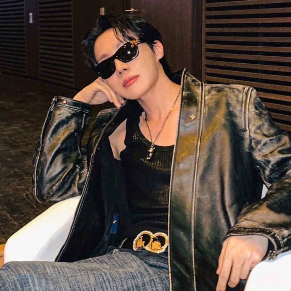 📊| #JHOPE has re-entered on Global Spotify Daily Top Artists Chart at #152!

CONGRATULATIONS J-HOPE