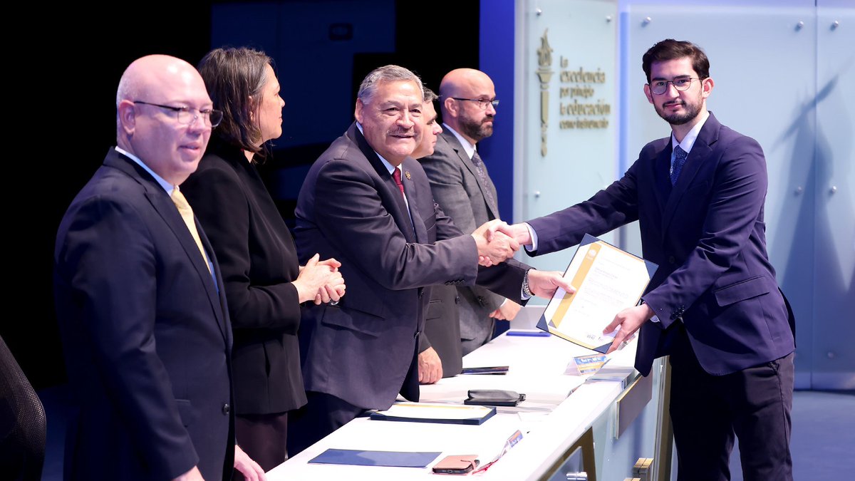 Esto te interesa Destacan egresados de la UANL en el Premio Ceneval; 
El Rector de la UANL premió a egresados destacados en el Premio Ceneval. Reconoció su excelencia y compromiso con la calidad educativa. 
lcrnoticias.com/?p=87663
lcrnoticias.com/?p=87663&fsp_s…