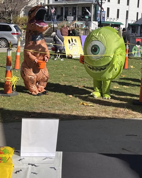 Happening now on the Southern Green - Halloween on the Green!
Till 3 pm! Trick or Treating at participating downtown merchants!
New Milford Proud and Strong !  #NewMilfordCT <a href="/nmgreenwave/">Pete Bass</a> <a href="/SMS_CT/">Schaghticoke Middle School</a> <a href="/SNIS_CT/">Sarah Noble School</a> <a href="/HPS_CT/">HPS_CT</a> <a href="/NES_CT/">NES_CT</a>