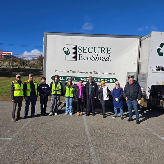 Happening now at Pettibone!
( in the 1st parking lot when entering Pickett District)
The New Milford Rotary Shred event!
Thank you to our Rotarians and its great to see our NMHS young Interact Rotarians helping as well!  #NewMilfordCT <a href="/nmgreenwave/">Pete Bass</a> 
#NewMilfordCt <a href="/nmgreenwave/">Pete Bass</a>