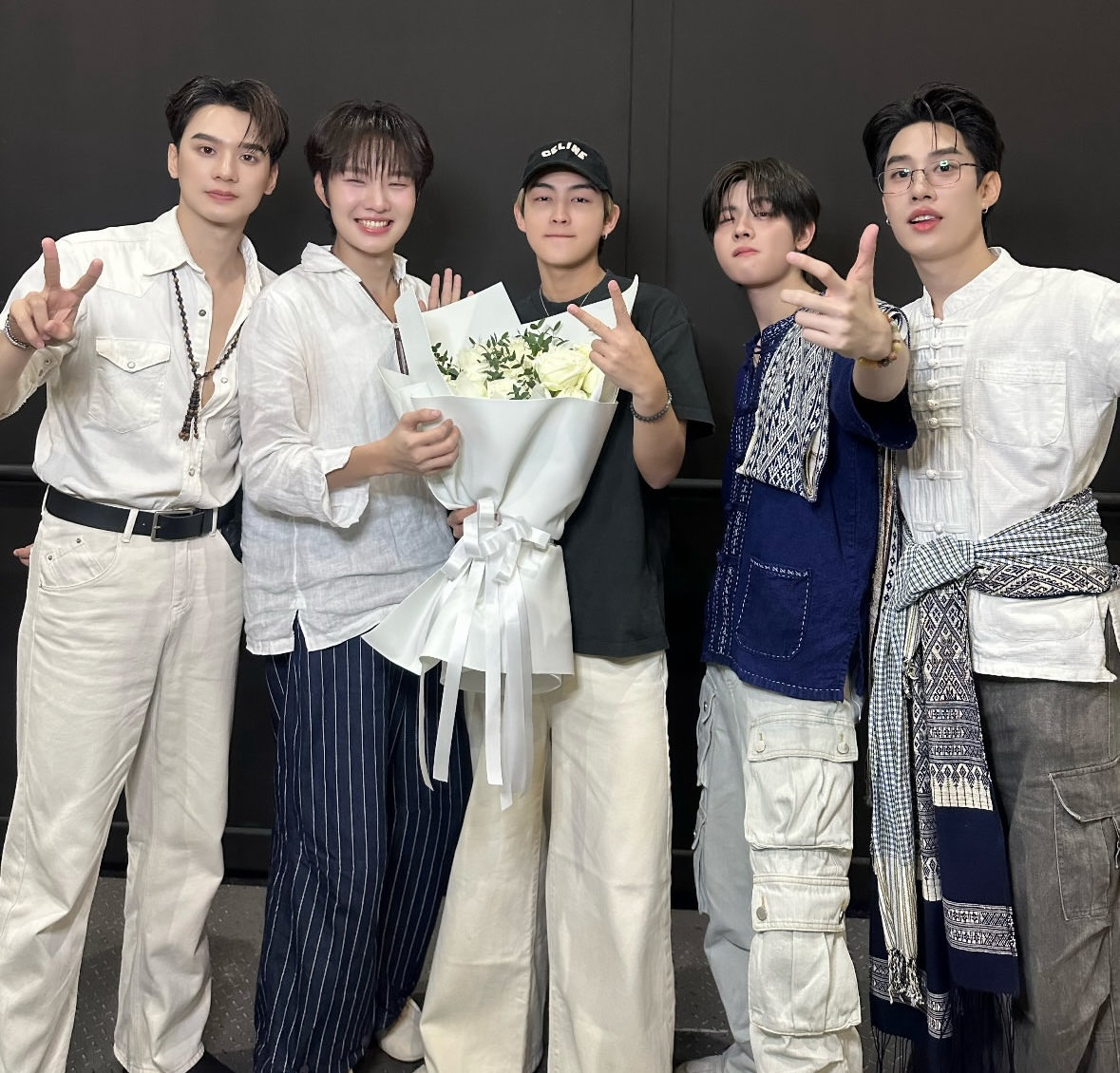 จากแม่น้องฮาร์ท ต้องบอกว่าซีรีย์สนุกมากคับ ยินดีกับซีรีย์เรื่องแรกของ เก่งกับน้ำปิง และ ยินดีกับ พี่เติ้ลกับเฟิร์สวัน ด้วยนะคะ ขอบคุณพี่ ๆ ที่เอ็นดูน้องฮาร์ท แล้วก็หวังว่าจะมีโอกาสได้ร่วมงานกันนะคะ 🩷

Khemjira The Series Final EP
#เขมจิราต้องรอดตอนจบ