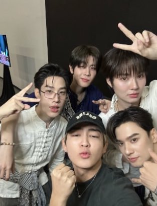 น้องฮาร์ทเอาช่อดอกไม้มาแสดงความยินดีกับแก๊งเขมจิราด้วยค้าบ น่ารักมากกก🤍💐

Khemjira The Series Final EP
#เขมจิราต้องรอดตอนจบ
#HEARTchuthiwat