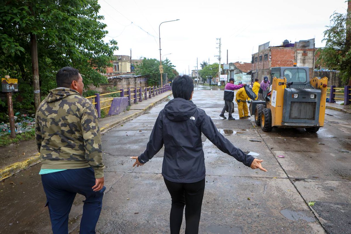 mayrasmendoza's tweet image. Recorrimos los operativos de prevención y asistencia que desplegamos en los barrios de #QuilmesOeste para disminuir el impacto de las tormentas en esta alerta naranja.

Estamos haciendo todo lo posible, tareas de prevención antes del temporal y durante, pero reiteramos algo…