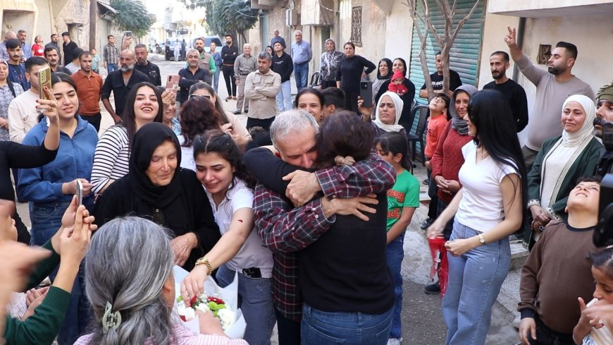 secchi_f9420's tweet image. #Kurdistanê 
#Rojava✌️🇬🇫🇦🇷
Ayer, residentes de los barrios Sheikh Maqsoud y Ashrafieh #Aleppo dieron la bienvenida a Lamia Ossi y Mohammed Amin Ismail, activistas del Movimiento de Libertad del Kurdistán, después de más de 30 años de prisión en cárceles del estado fascista turco.