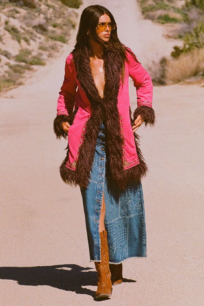 panda_xx_x's tweet image. Desert glam meets retro edge. 🌵✨
A bold pop of pink, denim with attitude, and boots made for confidence.
When style is this fearless, the road becomes your runway. 💋
#Fashion #BohoStyle #StreetStyle #OOTD