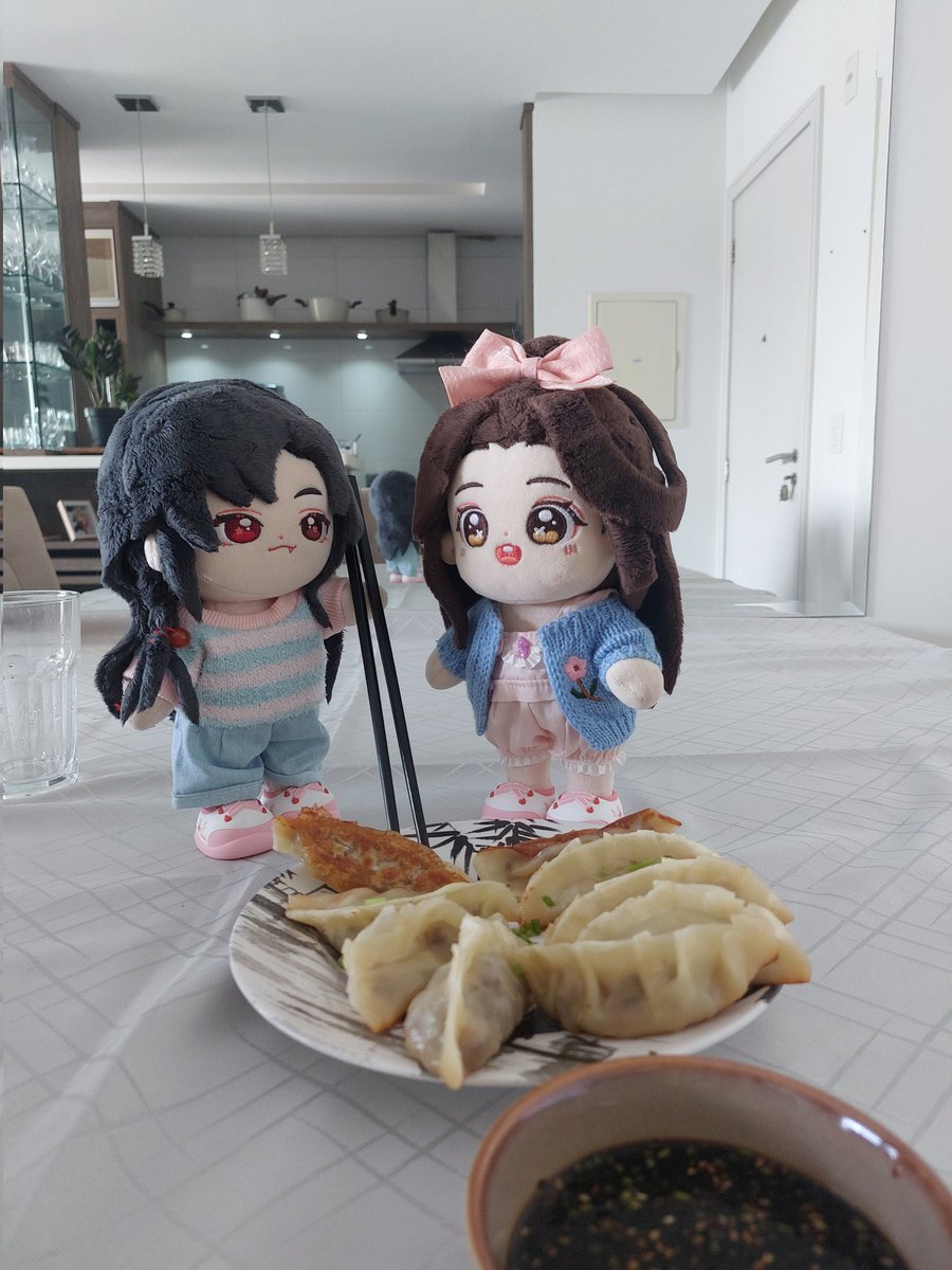 🦋: Gege, open your mouth. 
🌸: aaaaa