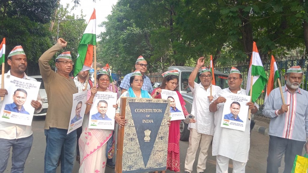kkc_india's tweet photo. Today, 25th October 2025, the West Bengal Pradesh Unorganised Workers & Employees Congress (KKC-WB) held a strong protest demonstration at the foot of Mahatma Gandhi’s statue in front of the Kolkata Press Club, protest against this illegal, unconstitutional, and caste-biased action, Dr. Udit Raj Ji and his family have been forced to spend the night on the street, symbolising the ongoing struggle of the oppressed and marginalised voices in today’s India.
The entire KKC family across India stands in solidarity with Dr. Udit Raj Ji and pledges to continue the fight against social injustice, discrimination, and caste-based oppression.