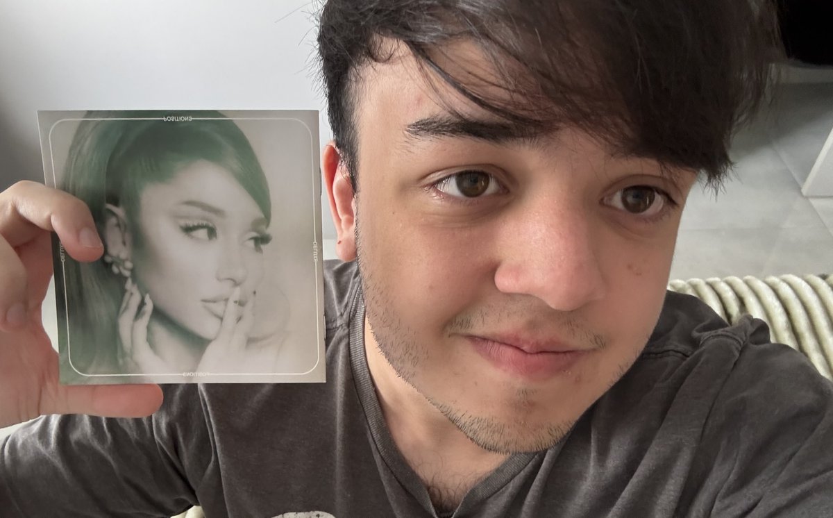 cafedatardetwt's tweet photo. @infoari 
faço aniversário junto com o positions. me deem mais um motivo pra amar essa época do ano 🥺

#ArianatorsNaPremiere https://t.co/jFRmlVwKyj