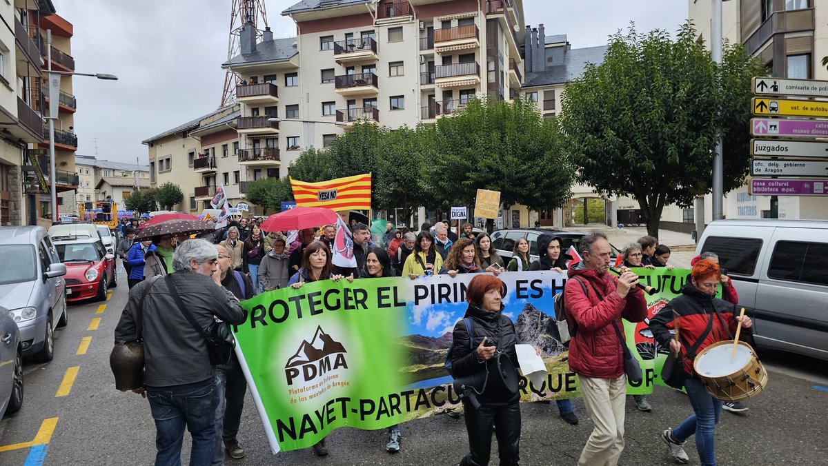 La Plataforma en Defensa de las Montañas de Aragón, PDMA, presente en Jaca, en la manifestación por una Montaña Digna.
La declaración de Anayet-Partacua como Parque Natural sigue siendo imprescindible.
#NoAlTelecabina
#NoALaUnionEstaciones