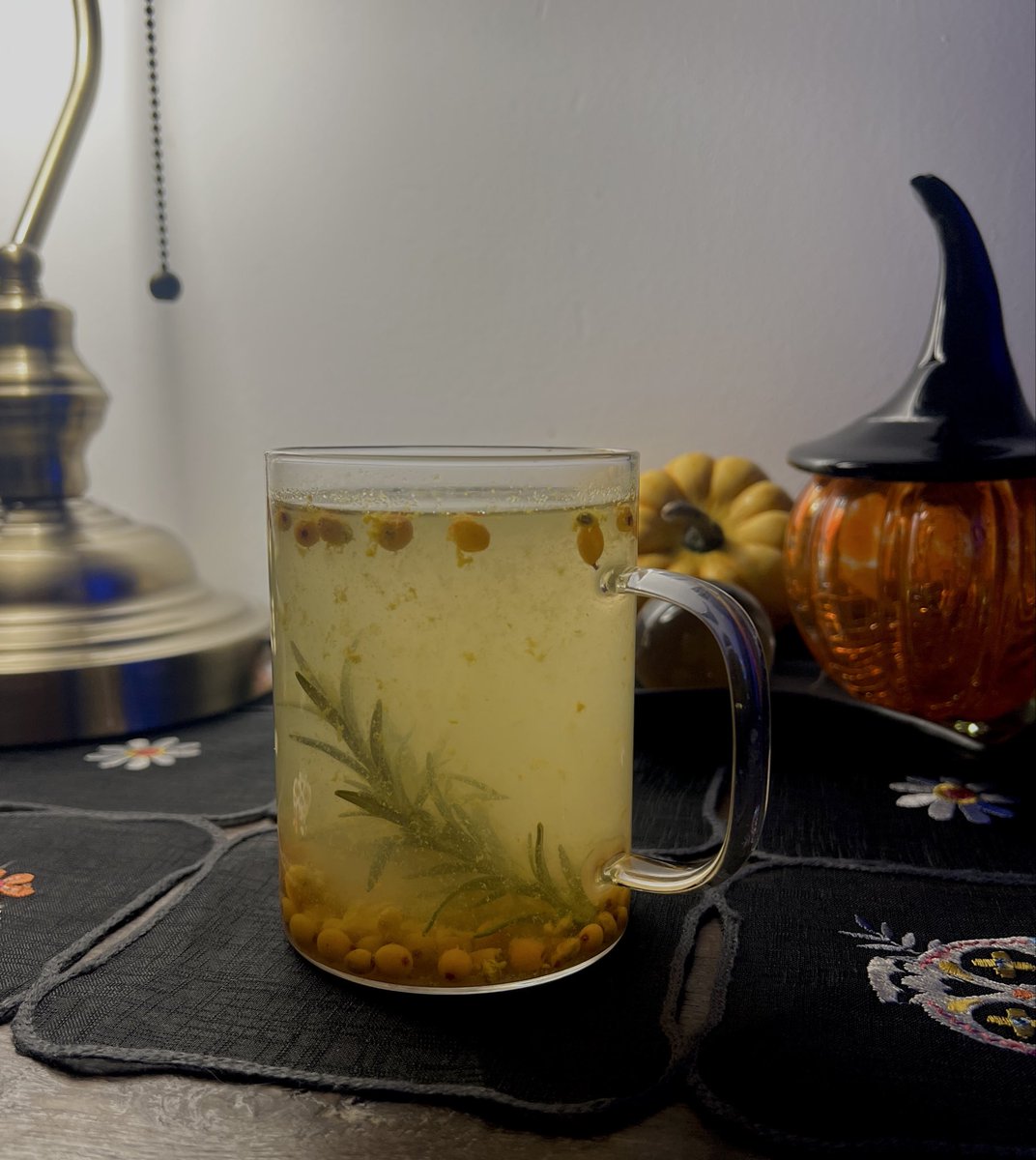 Za to uwielbiam jesień. Za kocyk, napar z rokitnika, kolory liści i chwile spokoju, przed nadchodzącym, świątecznym ochujalstwem. 
Dobrego wieczoru Państwu życzę. 💫