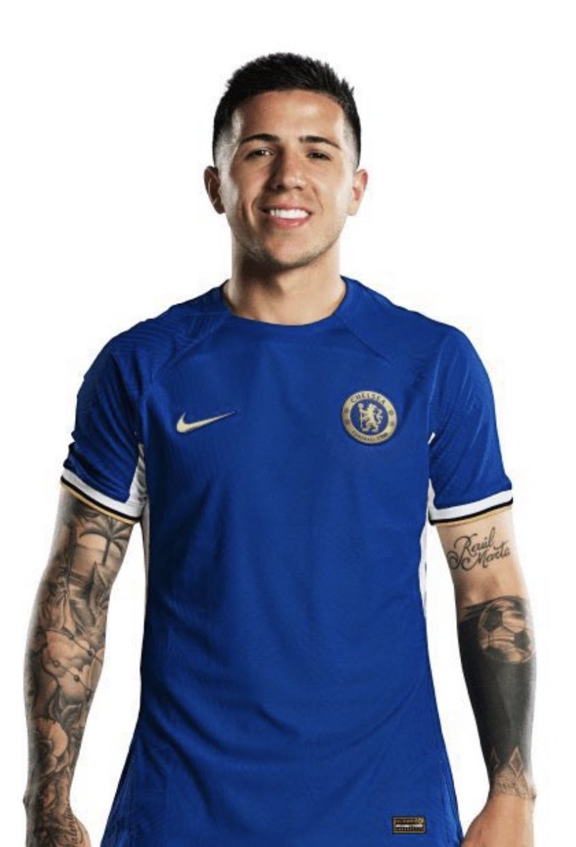 StillFeechi's tweet photo. Enzo carried the aura of an Afrobeats star today, all rhythm, flair, and passion. No wonder he’s always the 001 name on the team sheet. He lost his voice rallying his teammates, and despite Chelsea’s loss, he was practically on his knees pleading for those 3 points.

Davido☄️ https://t.co/gS33O6QOj2