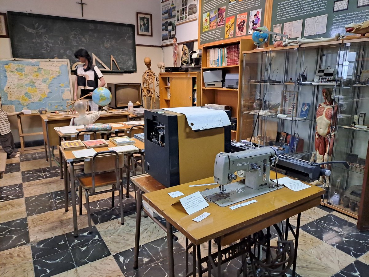 Visita al Museo de la Educación de la Universidad de La Laguna <a href="/ULL/">Universidad de La Laguna</a> Espacio laboratorio para el conocimiento de la Historia de la Educación. Agradecido a la Dra. Ana Vega, su directora, por tan amable y cariñosa acogida.