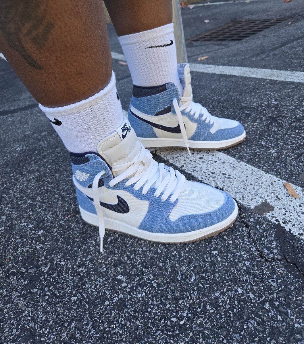 trudyspeaks's tweet image. 👟: Air Jordan 1 &apos;Denim&apos;
👖: Fear of God
Love denim kicks 😍 
.
#inmyjs #jordandepot #jumpman23 #airjordanretros #aj1squad #jordan1squad #mjmondays #checksoverstripes #SNKRSKICKCHECK #snkrsliveheatingup #firefridays