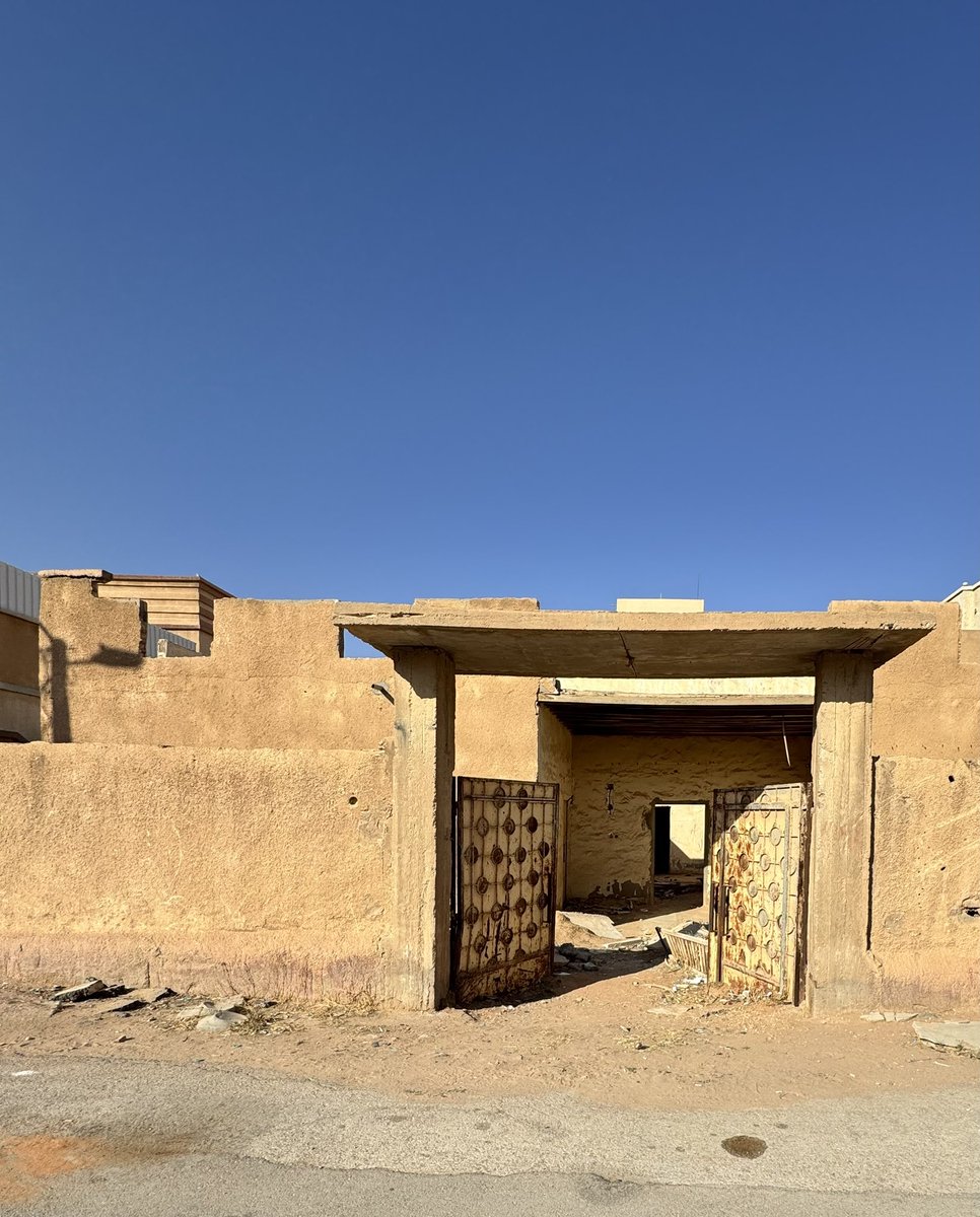 aladqm220's tweet image. مررتُ اليوم بالحيّ القديم في #محافظة_رماح، فاستوقفتني أطلال بيتٍ عزيزٍ على القلب، بيت جارنا 
الشيخ مسلم بن محمد المجفل – رحمه الله – الرجل الكريم صاحب الخُلق الرفيع والباب المفتوح
كريم الخصال، طيّب المعشر، صادق النية، مفتوح الباب، محبوب القلوب.
ما زالت جدران بيته تهمس بذكريات…