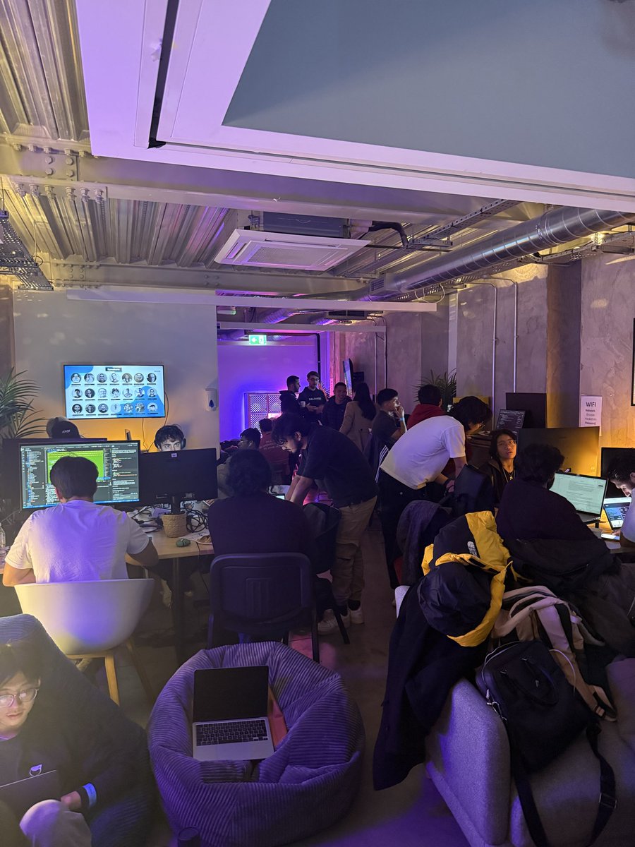 AndreaChello's tweet image. Encode hackathons are always packed filled with developers ready to build!
Love the energy, love the space as always, stellar job @encodeclub