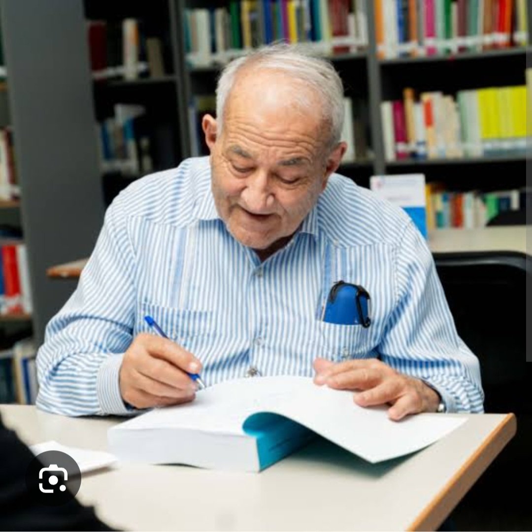 Mi profesor, #AlmanzorGonzálezCanahuate, me dijo: "Ni en mis años como abogado ni como vendedor de libros había visto un libro que buscarán tanto ni que se vendiera tanto como tu libro de #DerechoNotarial". Recuerdo bien sus palabras y lamento su fallecimiento. ¡Paz a sus restos!