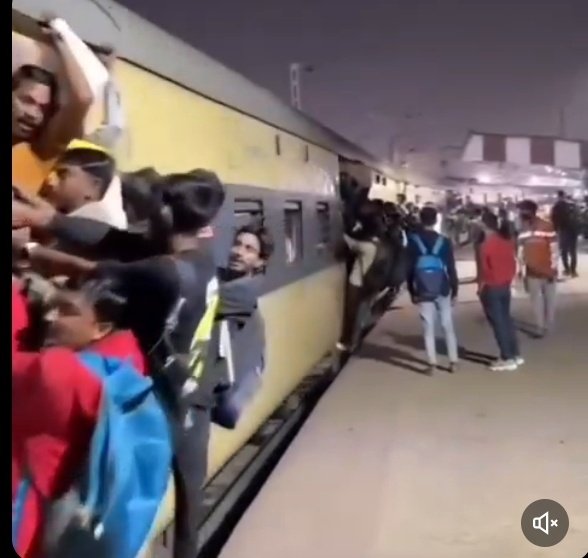 FurkanQ18686800's tweet photo. @KumaarSaagar @AshwiniVaishnaw @PMOIndia @RailMinIndia @narendramodi Bsdk sab teri tarah chanda chor nahi hai ki 3k 4k 4k ka ticket leke vande Bharat or shatabdi se travel karege samjha https://t.co/t4qbzYHQ4X