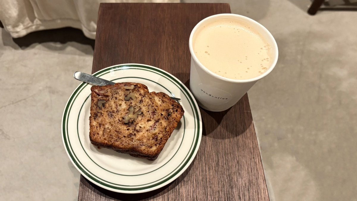 雨音と話し声、珈琲の香りが
混ざり合うこの空間が好き。

#日常垢 
#日常垢さんと繋がりたい