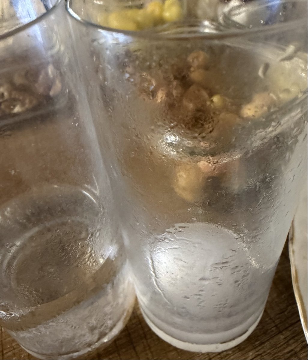 Ben yalnız yaşlandım, oysa birlikte yaşlanabilirdik. Çook sevilirdin, ellerinle konuştuğunda her seferinde kahkaha atardık. Şimdi salaklığıma kahkaha atıyorum. Muhtemelen sen de.

youtu.be/Yt0a5YLFt60?si…