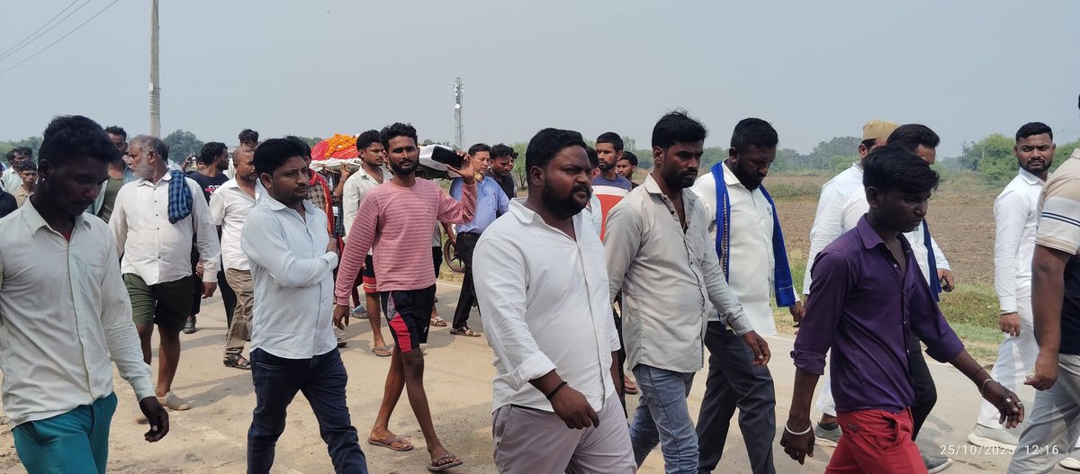 Bhimarmyazad's tweet image. जनपद बाँदा के ग्राम लोकतर में वाल्मीकि समाज की नाबालिग बेटी का अर्द्ध नग्न अवस्था में  शव मिला परिवार को पूरी शंका है निर्मम हत्या कर दी गई — यह घटना इंसानियत को शर्मसार करने वाली है।