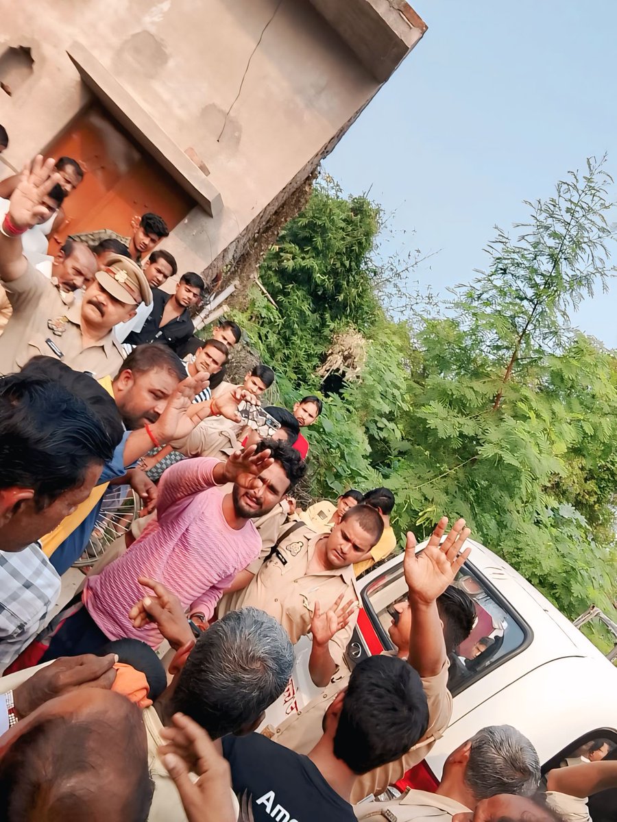 Bhimarmyazad's tweet image. जनपद बाँदा के ग्राम लोकतर में वाल्मीकि समाज की नाबालिग बेटी का अर्द्ध नग्न अवस्था में  शव मिला परिवार को पूरी शंका है निर्मम हत्या कर दी गई — यह घटना इंसानियत को शर्मसार करने वाली है।