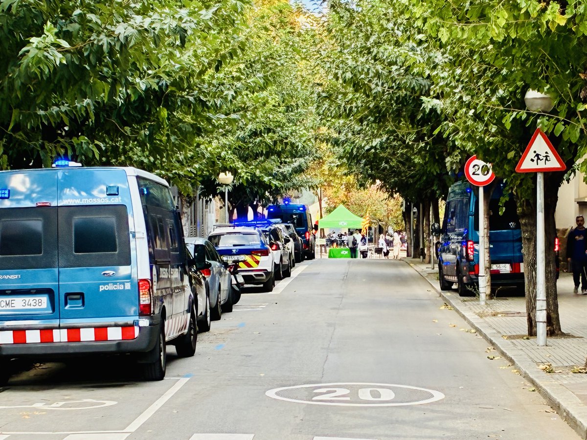 De veritat, ⁦<a href="/salvadorilla/">Salvador Illa Roca</a>⁩ que a això hem de dedicar la nostre policia? No m’estranya que després ⁦<a href="/VOX_Cataluna/">VOX Cataluña</a>⁩ digui que falten policies! Els dediquem a proteguir-los!! 

#molinsderei #stopfeixisme