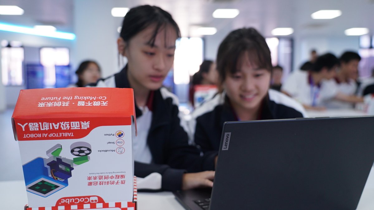 CoCubeRobot's tweet image. This was our first workshop for high school students. I never imagined #CoCube could bring so much joy to first-year students!
We really hope that through #CoCube robots and #MicroBlocks, more students around the world will develop a curiosity about science and technology!